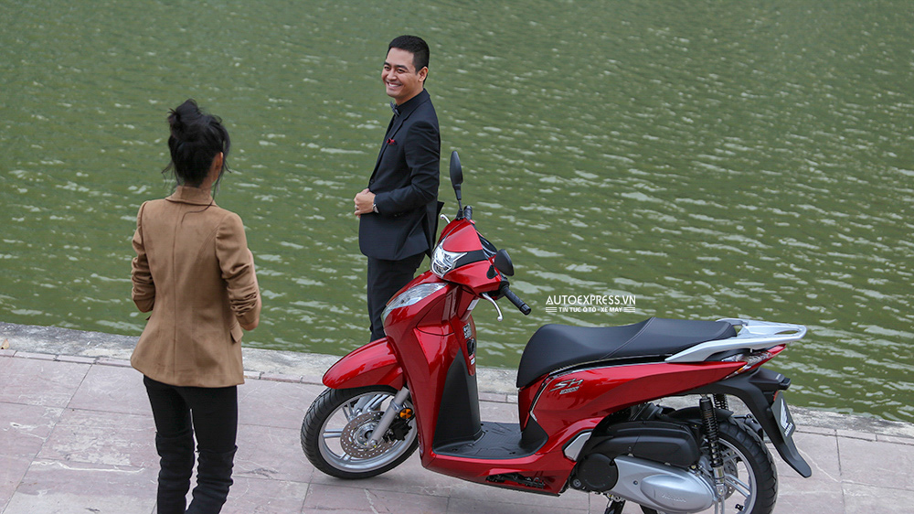 MC Phan Anh và siêu mẫu Hoàng Thùy tung hứng cùng Honda SH300i