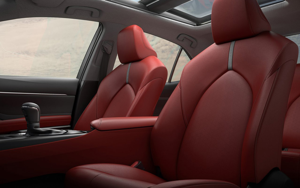 Khoang ghế ngồi của Toyota Camry 2018 rộng rãi và tiện nghi