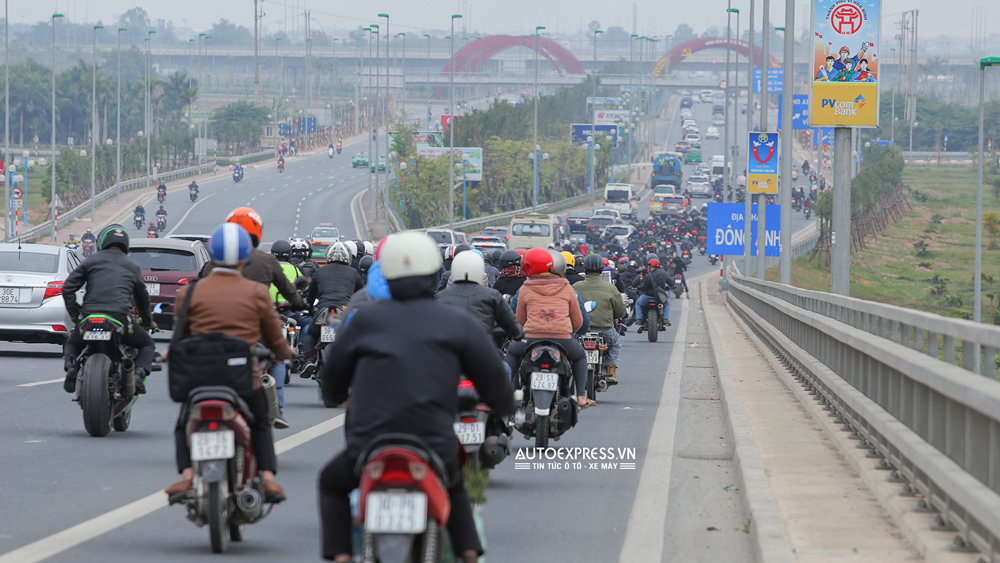Đoàn xe phân khối lớn trăm chiếc diễu hành tưởng nhớ Rocker Trần Lập qua cầu Nhật Tân