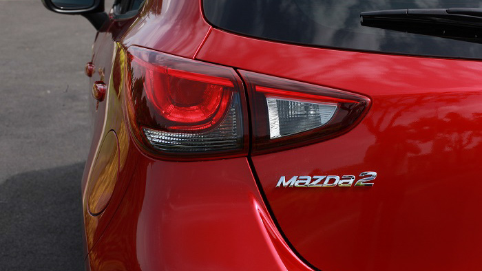 Mazda 2 nổi bật với những đường nét uốn lượn hài hòa kéo dài từ bên hông