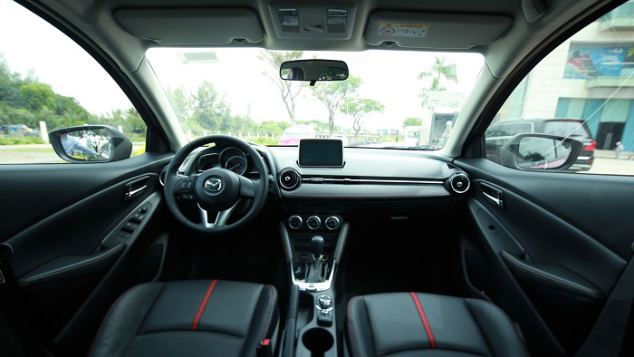 Mazda 2 với nội thất được phối màu chi tiết và tỉ mỉ
