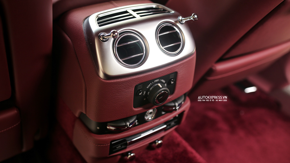 Cua-gio-dieu-hoa-Rolls-Royce-Ghost-series-II-mau-trang-bac-1
