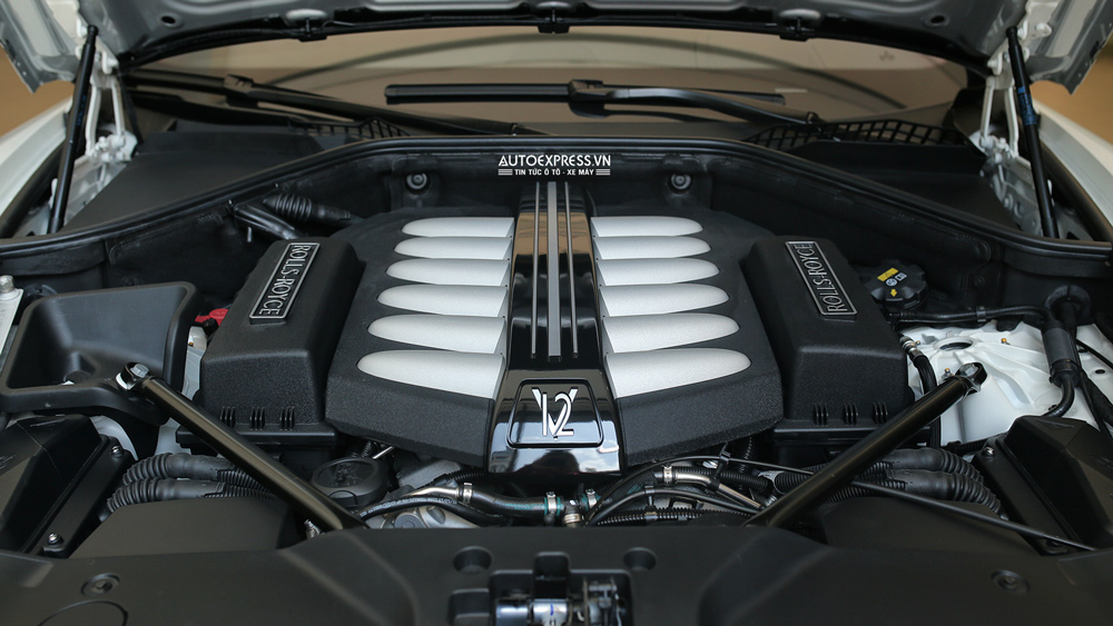 Dong-co-Rolls-Royce-Ghost-series-II-mau-trang-bac-2