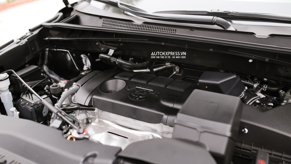 Động cơ của xe Toyota Highlander 2017 bản LE là loại 4 xi-lanh, dung tích 2,7 lít, có công suất cực đại 185 mã lực tại 5.800 vòng/phút và mô-men xoắn 249 Nm tại 4.200 vòng/phút. 