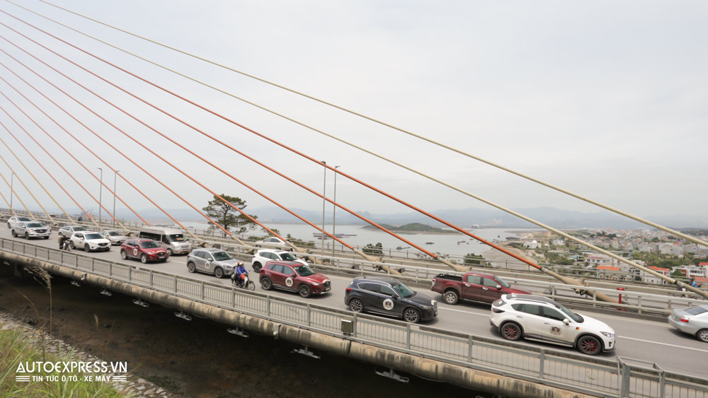 Đoàn xe Mazda CX-5 qua cầu Bãi Cháy