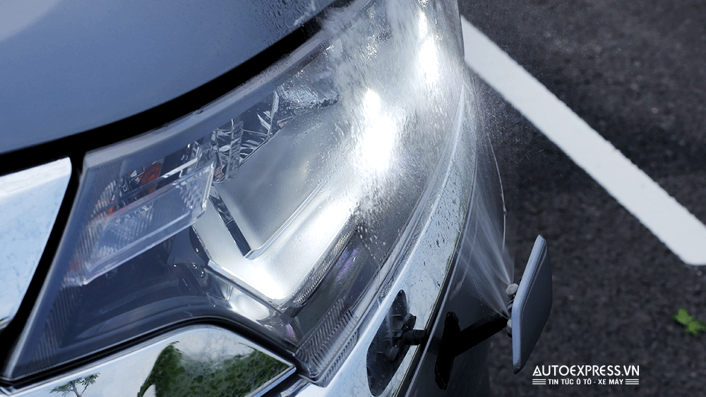 Ngoài cách lau rửa thủ công, một số dòng xe có chức năng tự động rửa đèn pha.