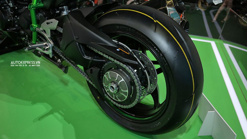 Kawasaki H2 Carbon 2017 có cặp vành thể thao 17 inch và lốp sau 200/55