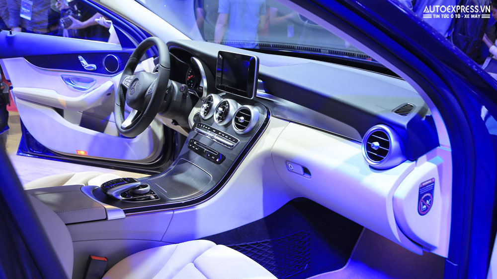 Xe Mercedes C200 2017 trang bị nội thất đầy tiện nghi.