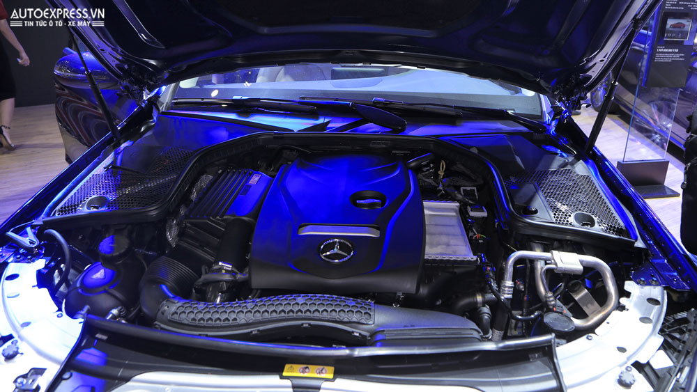 Động cơ xe Mercedes C200 2017.