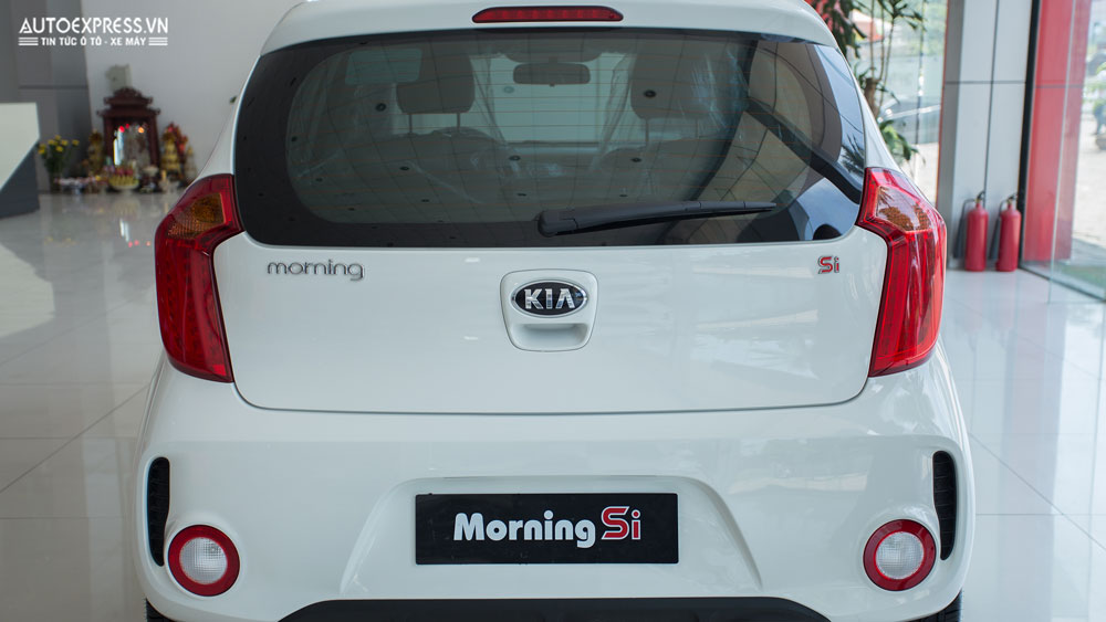 Phần đuôi xe KIA Morning SI 2016.