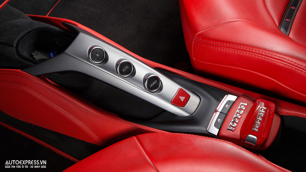 các nút điều khiển trên khá xe Ferrari 488 GTB