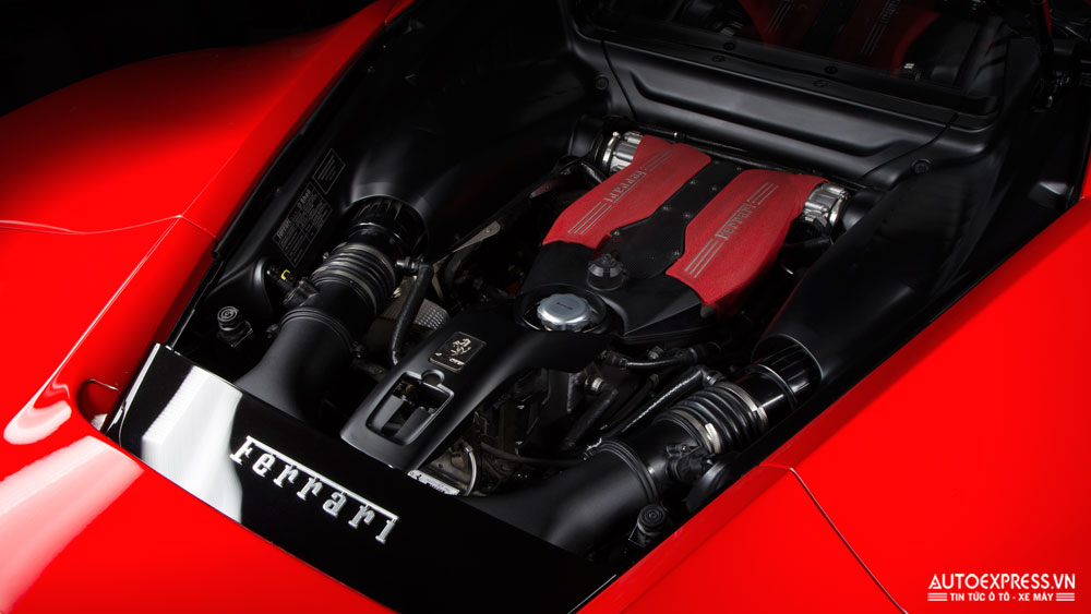 Khoang động cơ khá xe Ferrari 488 GTB