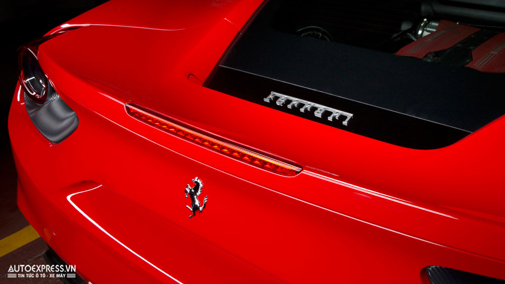 Phần đuôi khá xe Ferrari 488 GTB