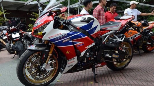 Honda CBR1000RR  được "dát" 500 triệu độ đồ chơi khủng của biker Việt