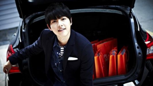 Song Joong Ki của Hậu duệ mặt trời lịch lãm bên Hyundai i30