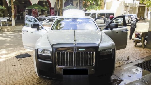 Chiêm ngưỡng Rolls-Royce Ghost với decal lạ lẫm ở Đắk Lắk
