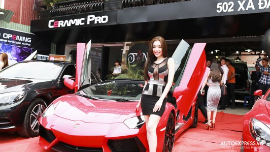 Hotgirl Elly Trần đọ dáng bên siêu xe Lamborghini Aventador tại Hà Nội