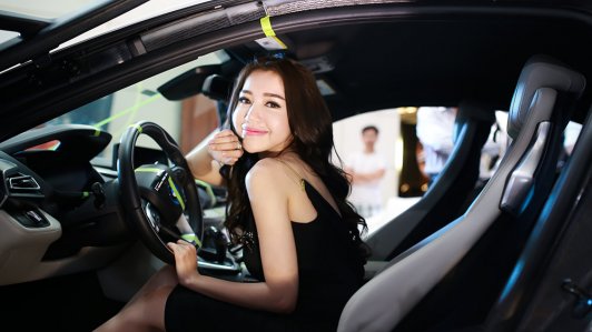 Hotgirl Elly Trần nóng bỏng ở BMW World Expo Vietnam 2016