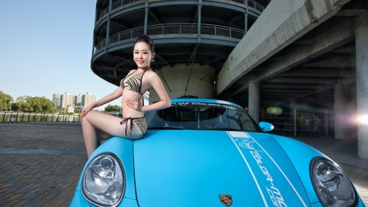 Porsche Cayman S nóng rẫy bên kiều nữ bikini