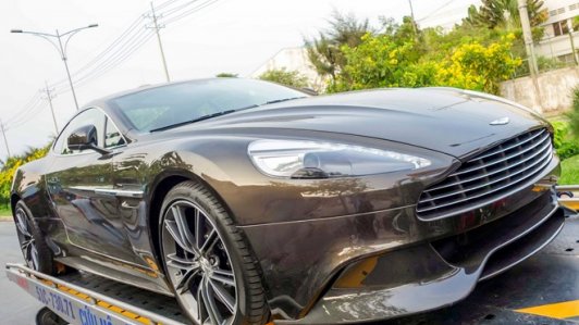 Siêu xe Aston Martin Vanquish màu lạ 568 mã lực về Việt Nam
