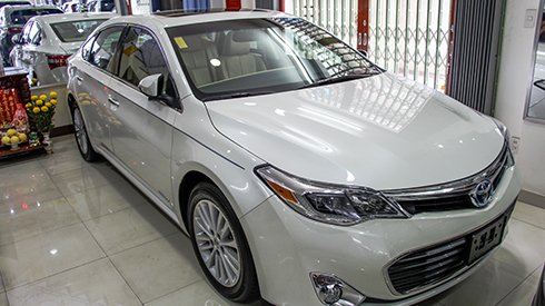 Toyota Avalon Hybrid "lướt" ngang giá Lexus ES 250 ở Việt Nam có gì?