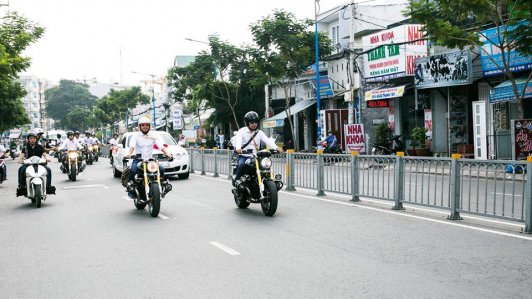 Dàn xe BMW R nineT lần đầu xuống phố đón dâu tại Sài Gòn