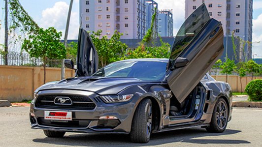 Ford Mustang độ cửa Lamborghini nổi bật trên phố Sài thành