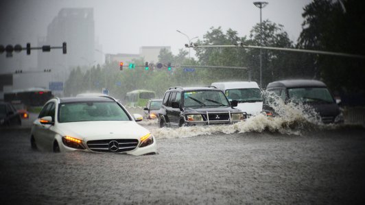 Xử lý tình huống khi ô tô ngập nước để tránh bị thủy kích