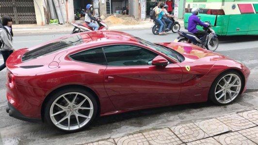 Ferrari F12 Berlinetta độc nhất Việt Nam trên phố Sài Gòn