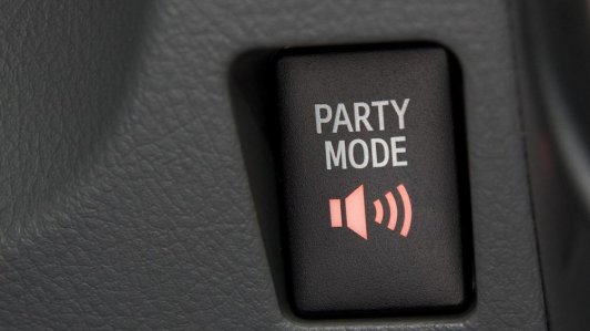 Party Mode - Nút bấm thú vị không phải ai cũng biết trên xe Toyota