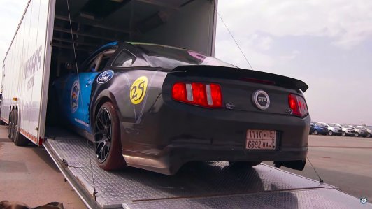 Bộ đôi Ford Mustang lập kỷ lục thế giới Guinness về đốt lốp
