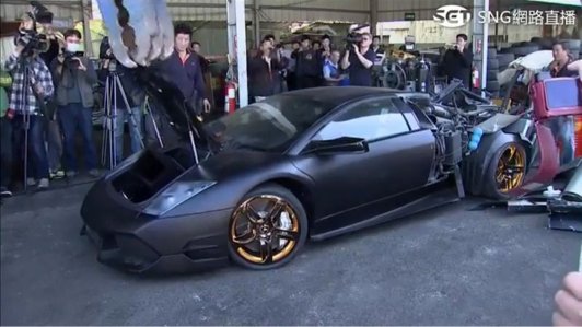 Vi phạm luật, siêu xe Lamborghini bị chính phủ nghiền nát như tương
