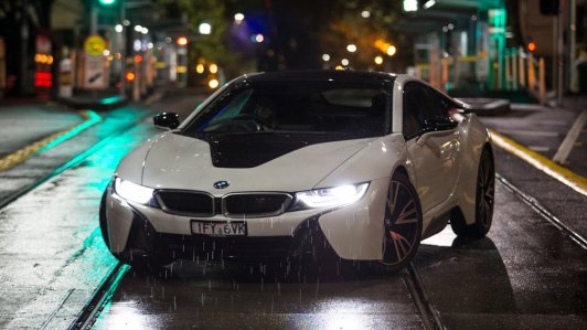 Chiêm ngưỡng siêu xe điện BMW i8 lộng lẫy trong đêm