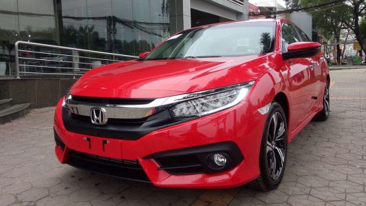 Honda Civic Turbo đỏ rực xuất hiện ở đại lý tại Việt Nam