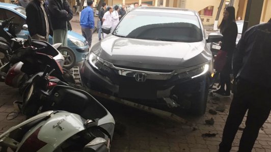 Chưa kịp đón Tết, Honda Civic 2016 gặp nạn nặng nề tại Hà Nội