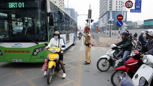 Chính thức triển khai xử phạt ô tô, xe máy lấn làn xe buýt nhanh BRT