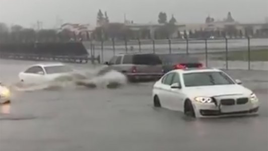 Xe Audi lội nước như tàu ngầm, bỏ mặc dàn xe BMW chôn chân một chỗ