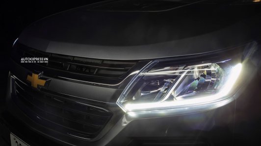 Vì sao đèn bên phụ sáng hơn đèn bên lái trên xe ô tô?
