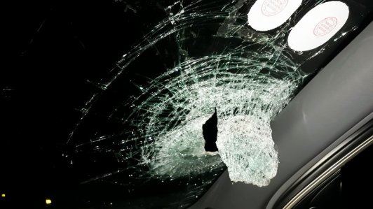 Ném gạch vỡ kính ô tô trên cao tốc Hà Nội - Thái Nguyên
