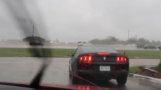 ‘Ngựa hoang’ Ford Mustang mất lái, lao vào ‘trại bò’ Lamborghini