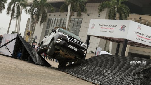 Trải nghiệm xe Toyota Fortuner thế hệ mới tại Hà Nội