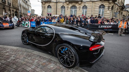 Thử tăng tốc siêu xe Bugatti Chiron lên 350 km/h trong nháy mắt