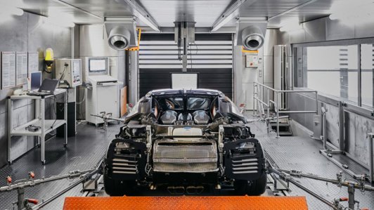 Siêu xe Bugatti Chiron lộ cảnh quay hiếm có về việc bị ‘vắt kiệt’ sức