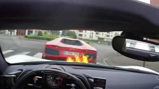 Lamborghini Aventador khạc lửa thẳng mặt Ferrari Speciale Aperta