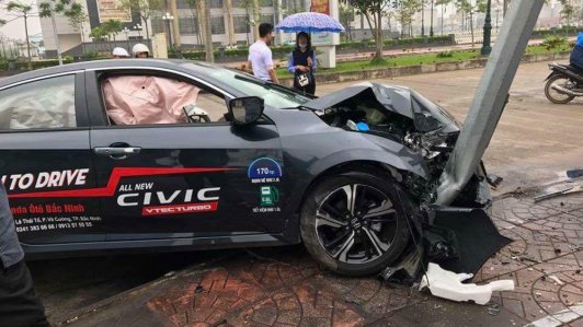 Hàng 'hot' Honda Civic Turbo thế hệ mới đầu tiên ở Việt Nam gặp nạn