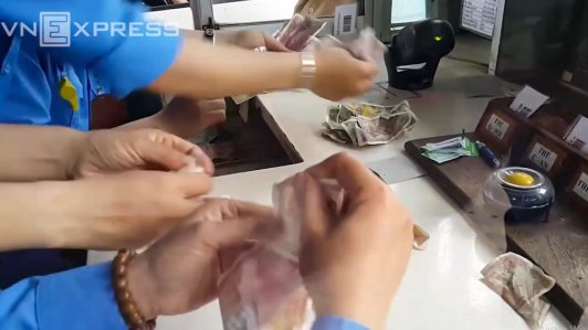 Nhân viên thu phí cầu Bến Thủy căng mình đếm tiền lẻ của tài xế mua vé sáng nay [VIDEO]