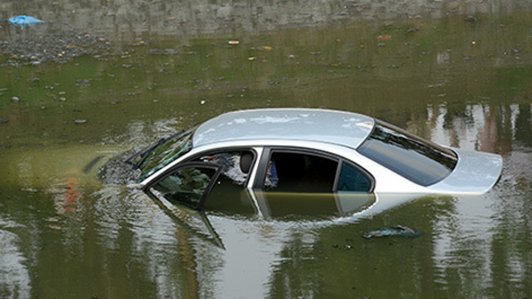 Kỹ năng thoát khỏi ô tô khi xe bị ngập nước