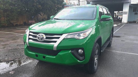 Lạ lẫm với Toyota Fortuner thế hệ mới màu xanh taxi tại Việt Nam