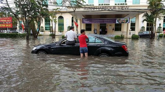 Mercedes-Benz S-Class ngâm nước trong mưa lớn tại Hải Phòng