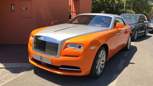 Rolls-Royce Dawn màu cam: Nổi bần bật trước đám đông